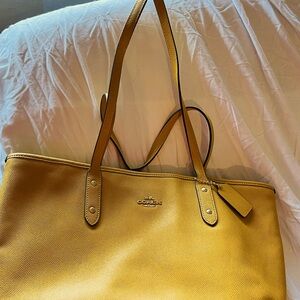 Coach. Handbag large. Very clean. Great space inside and beautiful yellow.